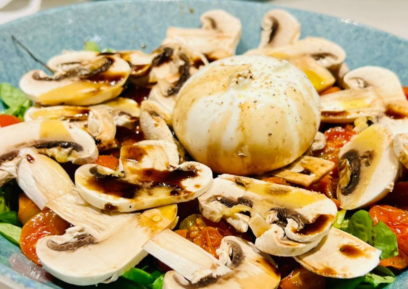 Ensalada con burrata y tomates confitados