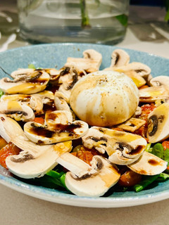 Una foto de Ensalada con burrata y tomates confitados