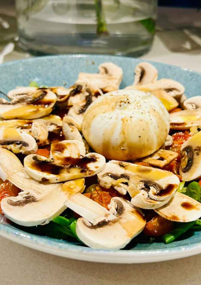 Una foto de Ensalada con burrata y tomates confitados