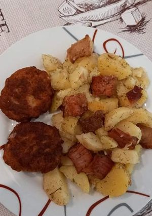 Фото Картопля рання з котлетами і шкварками.