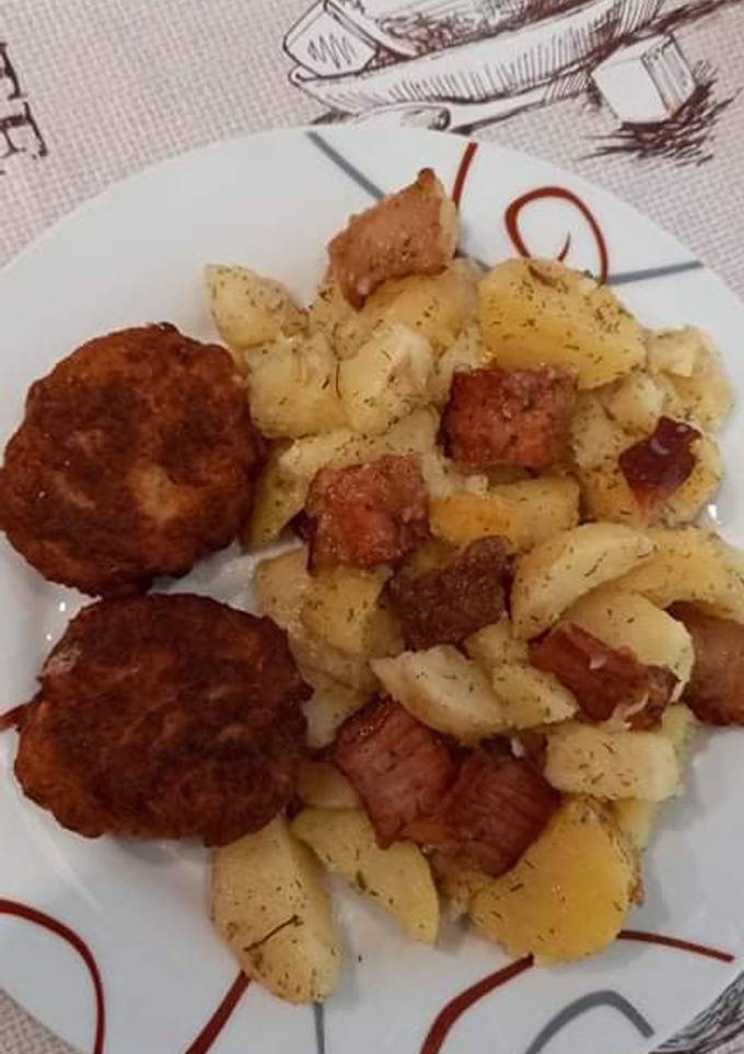 Картопля рання з котлетами і шкварками