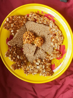 ચિકી (chikki recipe in gujarati) રેસીપી મુખ્ય ફોટો