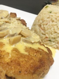 Una foto de 🍗Milanesas de pollo en salsa de limón y hongos con arroz pilaf