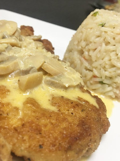 Una foto de 🍗Milanesas de pollo en salsa de limón y hongos con arroz pilaf