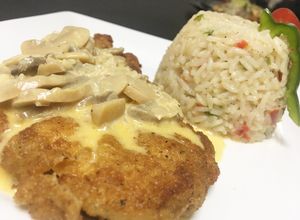 Una foto de 🍗Milanesas de pollo en salsa de limón y hongos con arroz pilaf