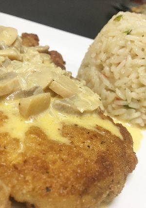 Una foto de 🍗Milanesas de pollo en salsa de limón y hongos con arroz pilaf