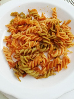 Una foto de Macarrones con tomate y atún
