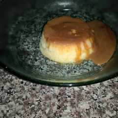 A picture of Flan de leche condensada con dulce de leche en cocción.