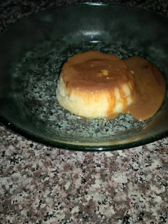 Una foto de Flan de leche condensada con dulce de leche en cocción