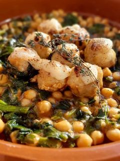 Una foto de Albóndigas de bacalao gratinadas con garbanzos y espinacas