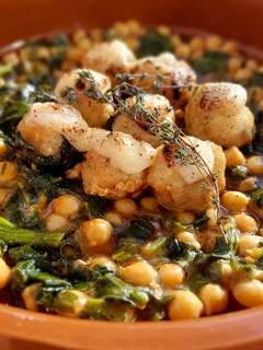 Una foto de Albóndigas de bacalao gratinadas con garbanzos y espinacas