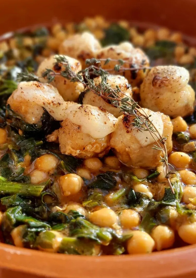 Una foto de Albóndigas de bacalao gratinadas con garbanzos y espinacas