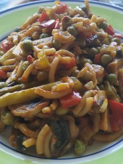 Una foto de Fideuá de verduras