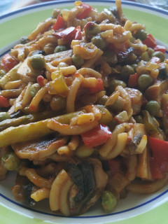 Una foto de Fideuá de verduras