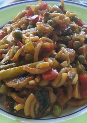 Una foto de Fideuá de verduras