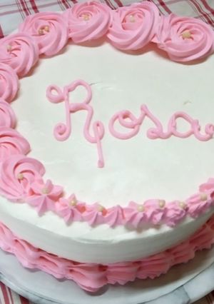 Una foto de Torta con crema de queso de frutilla y dulce de leche😋🎂