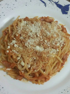 Una foto de Espaguetis picantes con bacon