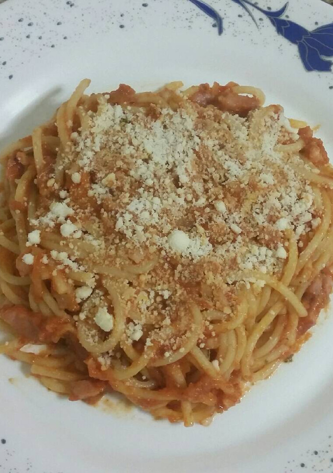 Una foto de Espaguetis picantes con bacon