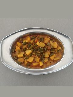 લીલી ચોળી બટેટાનું શાક (Lili Chori Bataka Shak Recipe In Gujarati) રેસીપી મુખ્ય ફોટો