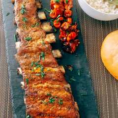 Una foto de Costillas churrasco con mostaza, miel y mandarina