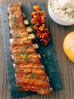 Una foto de Costillas churrasco con mostaza, miel y mandarina