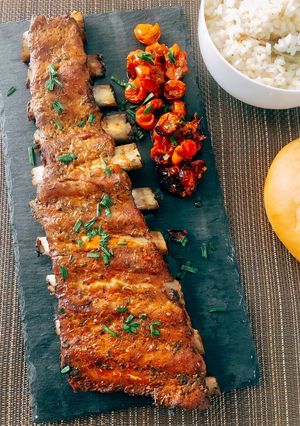 Una foto de Costillas churrasco con mostaza, miel y mandarina