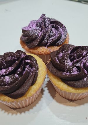 A picture of Vanilla Cupcakes.
