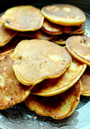 O poză a rețetei Mini pancakes cu smântână și bucățele de banană.