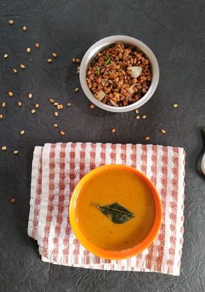 A picture of Hurali bassaru/horse gram sambar.