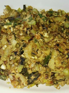 Una foto de Revuelto de verduras y frutas secos