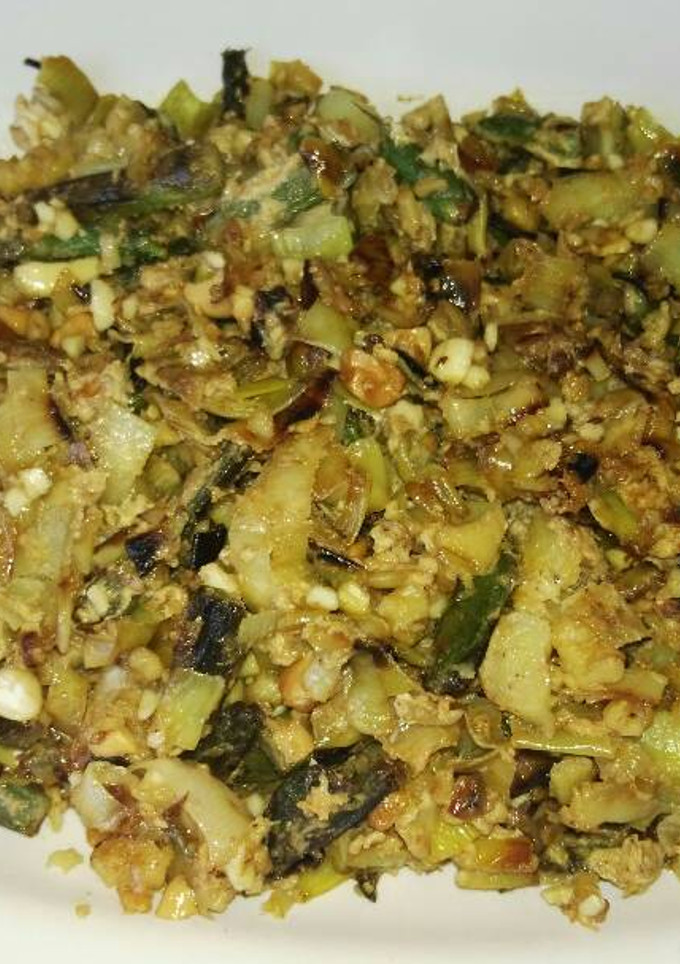 Una foto de Revuelto de verduras y frutas secos
