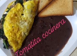 Una foto de Omelette de espinacas con champiñones y queso Oaxaca