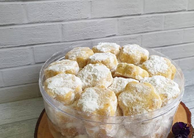 Kue putri salju keju lumer