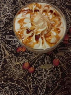 صورة لوصفة رز بلبن بالكريم شانتيه و صوص الكرامل