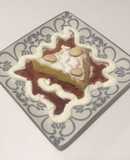 Tarta crema TERY con salsa de fresa y nata