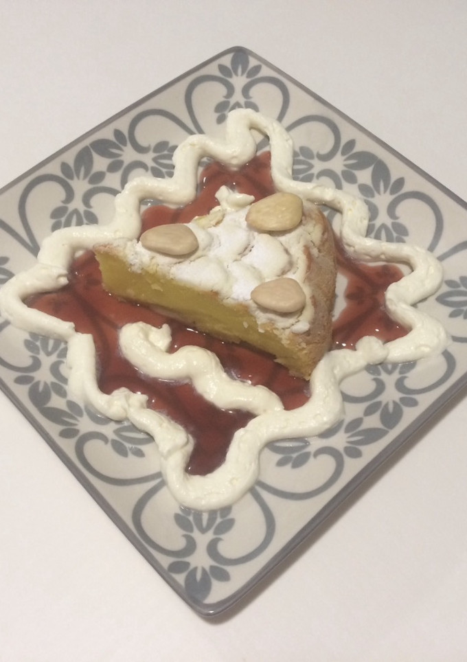 Una foto de Tarta crema TERY con salsa de fresa y nata