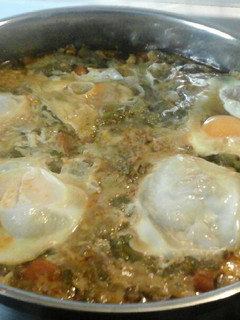 Una foto de Menestra de verduras con huevos escalfados