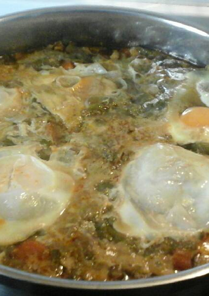 Una foto de Menestra de verduras con huevos escalfados