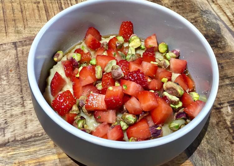 How to Make Super Quick Homemade Strawberry &amp; Pistachio Porridge