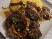 Una foto di ossobuco con polenta
