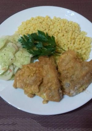 O poză a rețetei Aripioare pane cu garnitură de cuș-cuș.