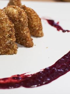 Una foto de “Crispy” de pollo con Chutney de frutos rojos- Receta de Martin Berasategui