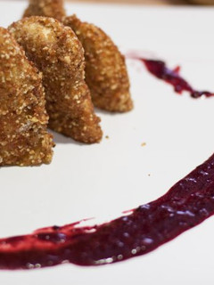Una foto de “Crispy” de pollo con Chutney de frutos rojos- Receta de Martin Berasategui