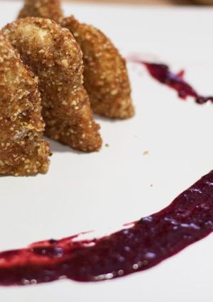 Una foto de “Crispy” de pollo con Chutney de frutos rojos- Receta de Martin Berasategui