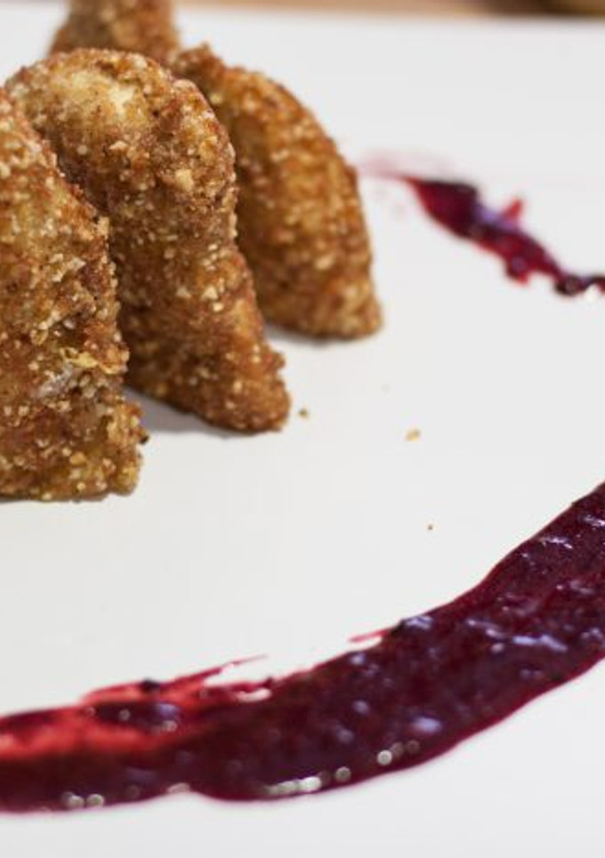 Una foto de “Crispy” de pollo con Chutney de frutos rojos- Receta de Martin Berasategui
