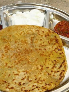 આલુ પરોઠા (Aloo Paratha Recipe In Gujarati) રેસીપી મુખ્ય ફોટો