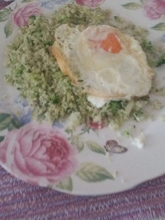 Una foto de Arroz de cloliflor y brócoli con agregado huevo