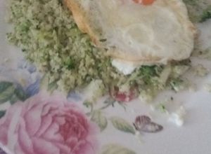 Foto principal de Arroz de cloliflor y brócoli con agregado huevo