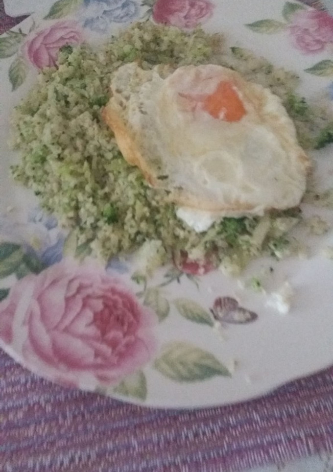 Una foto de Arroz de cloliflor y brócoli con agregado huevo