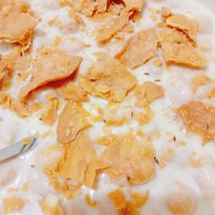 A picture of Dahi bhale.